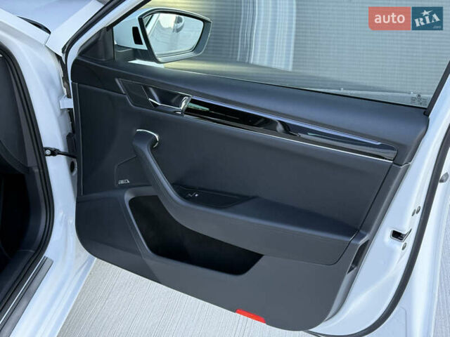 Білий Шкода Суперб, об'ємом двигуна 2 л та пробігом 171 тис. км за 30999 $, фото 70 на Automoto.ua