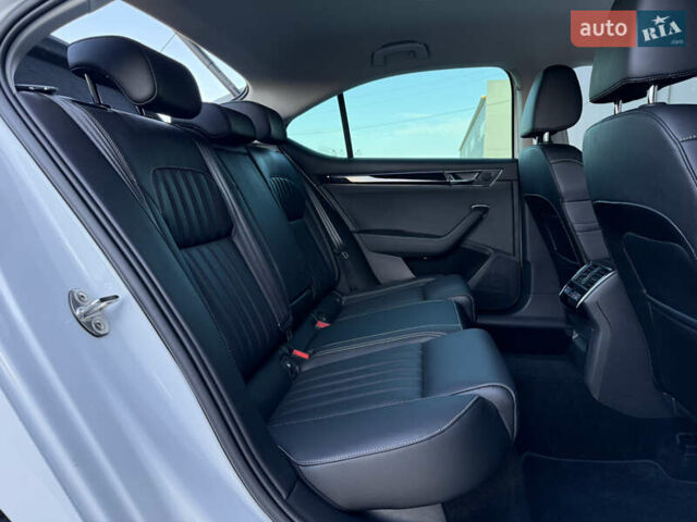 Білий Шкода Суперб, об'ємом двигуна 2 л та пробігом 171 тис. км за 30999 $, фото 74 на Automoto.ua