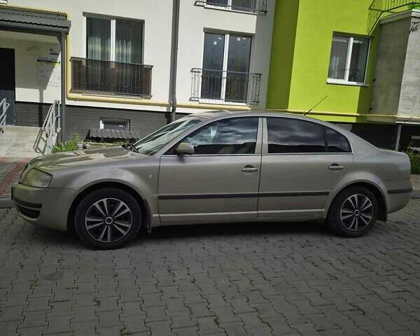 Бежевый Шкода Суперб, объемом двигателя 1.78 л и пробегом 351 тыс. км за 4650 $, фото 1 на Automoto.ua