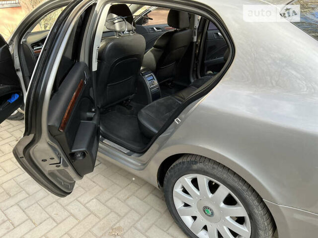 Бежевый Шкода Суперб, объемом двигателя 1.97 л и пробегом 285 тыс. км за 9000 $, фото 3 на Automoto.ua