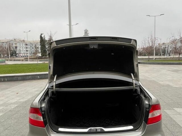 Бежевий Шкода Суперб, об'ємом двигуна 2 л та пробігом 255 тис. км за 10600 $, фото 2 на Automoto.ua