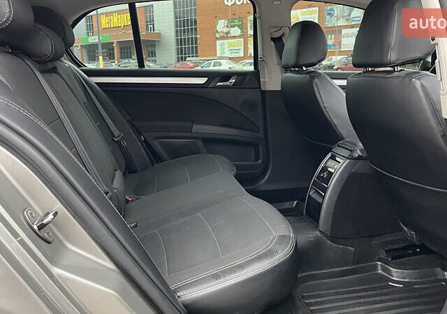 Бежевый Шкода Суперб, объемом двигателя 1.8 л и пробегом 245 тыс. км за 7800 $, фото 24 на Automoto.ua