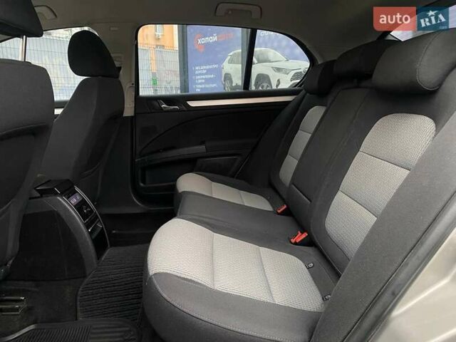 Бежевый Шкода Суперб, объемом двигателя 0 л и пробегом 253 тыс. км за 6900 $, фото 18 на Automoto.ua