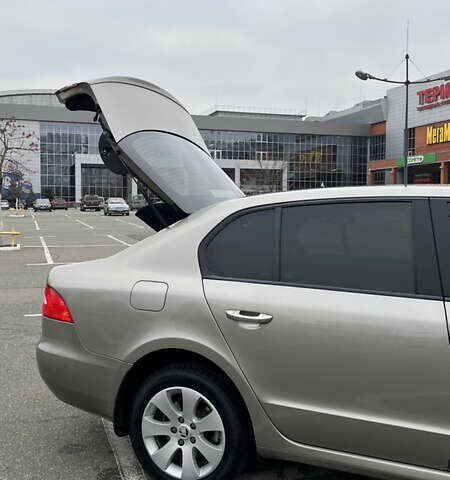 Бежевый Шкода Суперб, объемом двигателя 1.8 л и пробегом 245 тыс. км за 7800 $, фото 32 на Automoto.ua