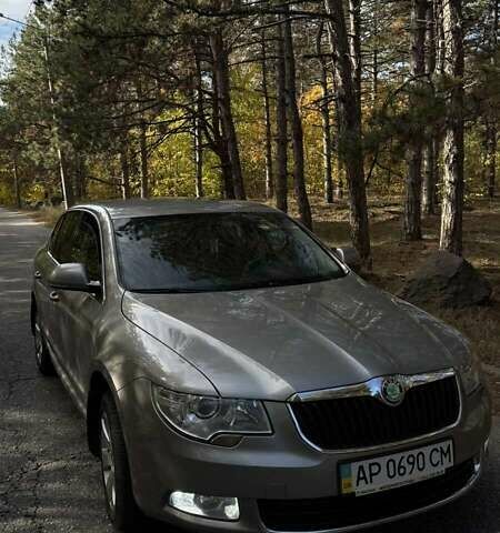 Бежевый Шкода Суперб, объемом двигателя 1.8 л и пробегом 172 тыс. км за 12800 $, фото 1 на Automoto.ua