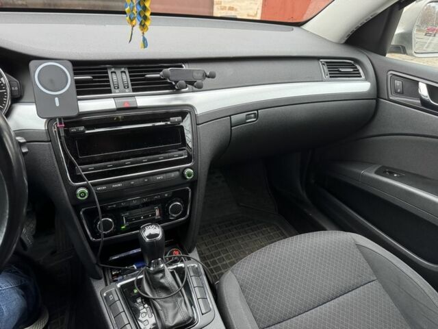 Бежевый Шкода Суперб, объемом двигателя 1.8 л и пробегом 172 тыс. км за 14000 $, фото 10 на Automoto.ua