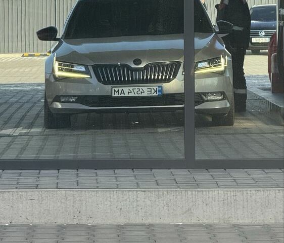 Бежевий Шкода Суперб, об'ємом двигуна 2 л та пробігом 180 тис. км за 23500 $, фото 4 на Automoto.ua