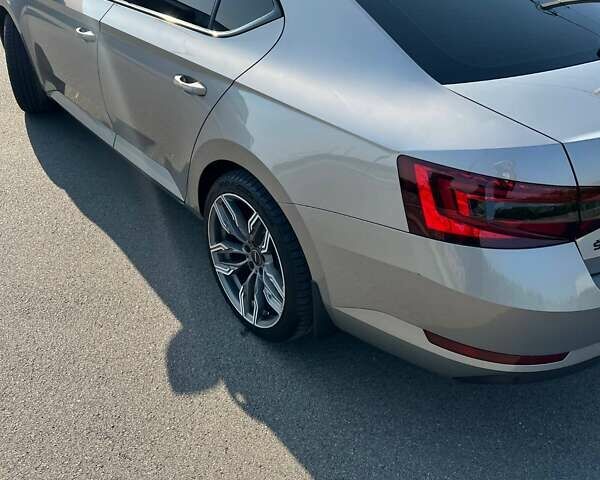 Бежевий Шкода Суперб, об'ємом двигуна 1.6 л та пробігом 205 тис. км за 17900 $, фото 1 на Automoto.ua