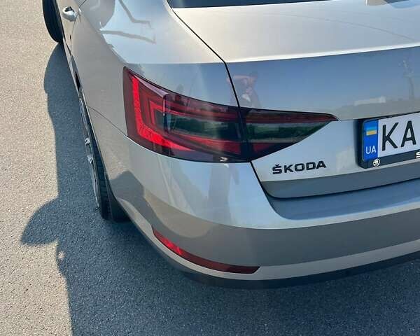Бежевий Шкода Суперб, об'ємом двигуна 1.6 л та пробігом 205 тис. км за 17900 $, фото 11 на Automoto.ua
