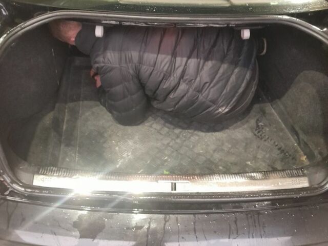 Черный Шкода Суперб, объемом двигателя 2.5 л и пробегом 400 тыс. км за 2600 $, фото 12 на Automoto.ua