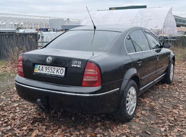 Черный Шкода Суперб, объемом двигателя 1.8 л и пробегом 302 тыс. км за 4500 $, фото 3 на Automoto.ua