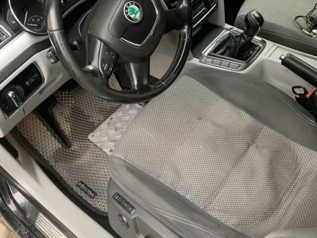 Черный Шкода Суперб, объемом двигателя 2 л и пробегом 300 тыс. км за 9200 $, фото 4 на Automoto.ua