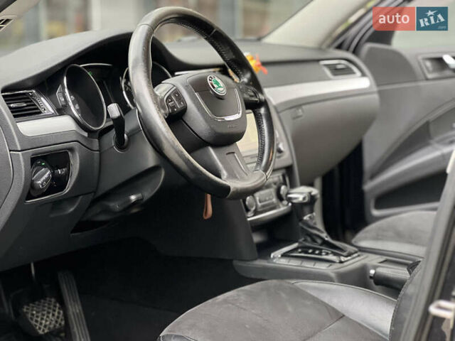 Чорний Шкода Суперб, об'ємом двигуна 2 л та пробігом 282 тис. км за 10799 $, фото 29 на Automoto.ua