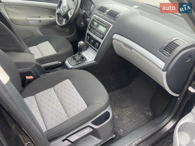 Черный Шкода Суперб, объемом двигателя 1.6 л и пробегом 239 тыс. км за 6700 $, фото 11 на Automoto.ua