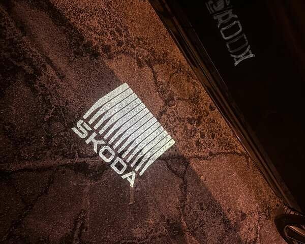 Чорний Шкода Суперб, об'ємом двигуна 1.98 л та пробігом 1 тис. км за 51999 $, фото 11 на Automoto.ua