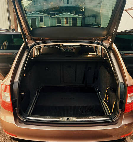 Шкода Суперб 2014 у Києві на Automoto.ua Фіолетовий Шкода Суперб, об'ємом двигуна 1.8 л та пробігом 240 тис. км за 11900 $, фото 23 на Automoto.ua