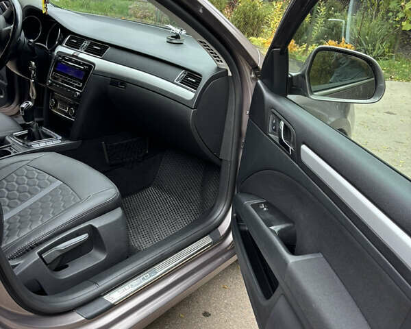 Коричневый Шкода Суперб, объемом двигателя 1.8 л и пробегом 255 тыс. км за 8500 $, фото 12 на Automoto.ua