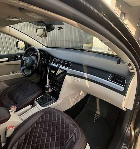 Коричневый Шкода Суперб, объемом двигателя 2 л и пробегом 275 тыс. км за 12000 $, фото 1 на Automoto.ua