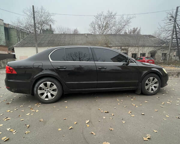 Коричневый Шкода Суперб, объемом двигателя 1.8 л и пробегом 240 тыс. км за 10000 $, фото 3 на Automoto.ua