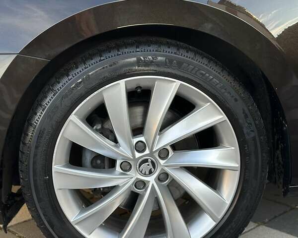 Коричневий Шкода Суперб, об'ємом двигуна 1.97 л та пробігом 197 тис. км за 18750 $, фото 17 на Automoto.ua