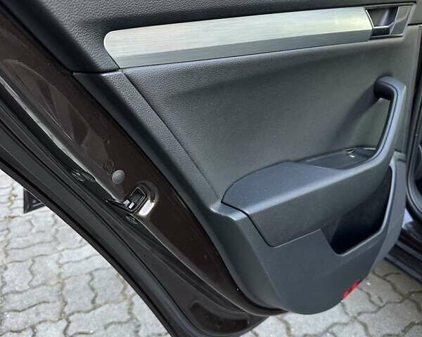 Коричневий Шкода Суперб, об'ємом двигуна 1.97 л та пробігом 197 тис. км за 18750 $, фото 112 на Automoto.ua