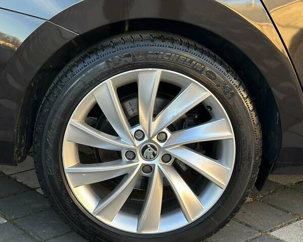 Коричневий Шкода Суперб, об'ємом двигуна 1.97 л та пробігом 197 тис. км за 18750 $, фото 16 на Automoto.ua