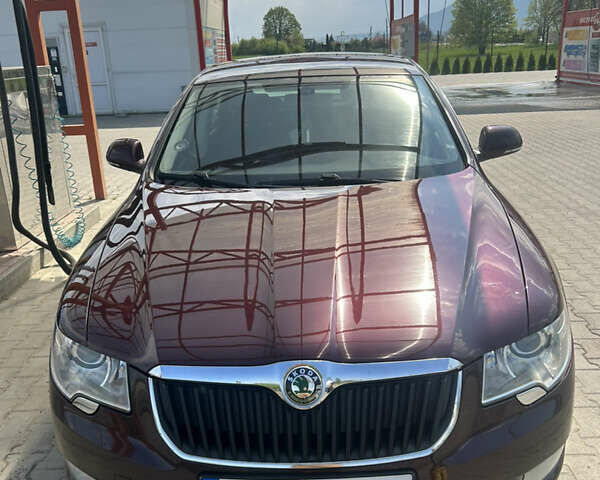 Красный Шкода Суперб, объемом двигателя 1.8 л и пробегом 242 тыс. км за 9000 $, фото 1 на Automoto.ua