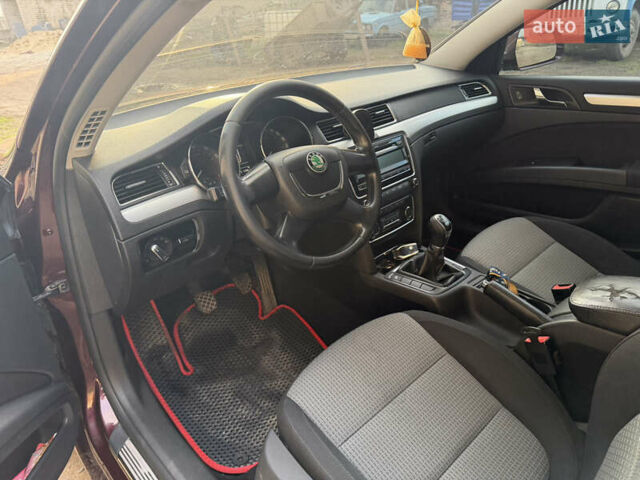 Красный Шкода Суперб, объемом двигателя 1.8 л и пробегом 202 тыс. км за 9500 $, фото 2 на Automoto.ua