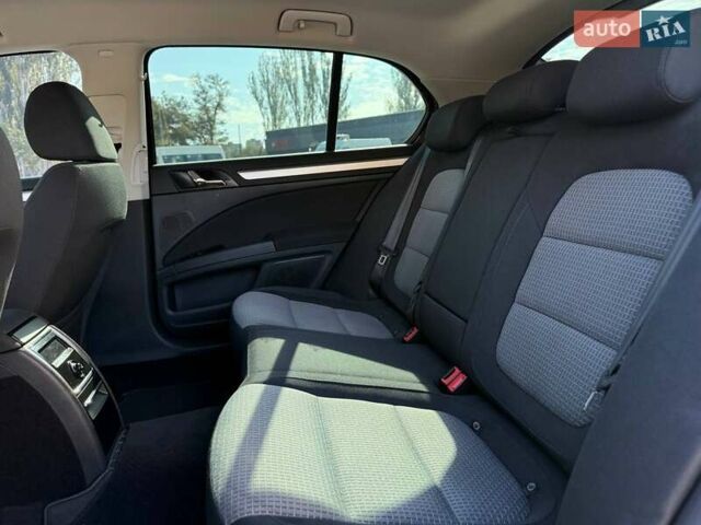 Красный Шкода Суперб, объемом двигателя 1.8 л и пробегом 183 тыс. км за 8800 $, фото 23 на Automoto.ua