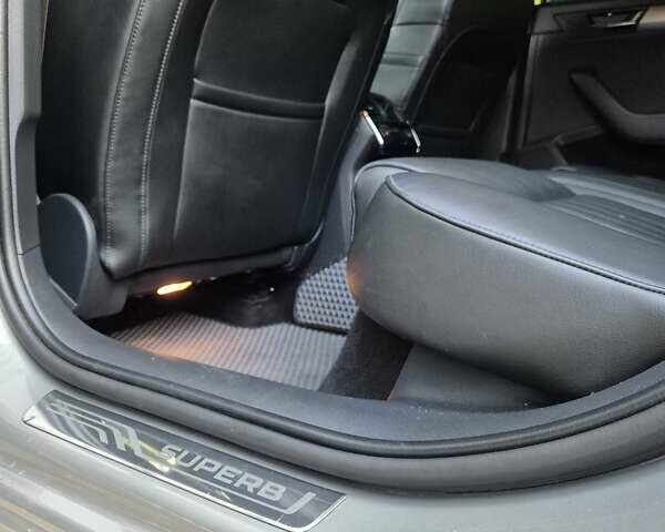 Желтый Шкода Суперб, объемом двигателя 1.97 л и пробегом 240 тыс. км за 17500 $, фото 16 на Automoto.ua