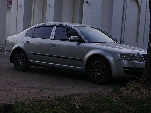 Серый Шкода Суперб, объемом двигателя 1.9 л и пробегом 210 тыс. км за 3570 $, фото 2 на Automoto.ua