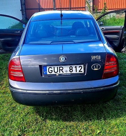 Серый Шкода Суперб, объемом двигателя 2.5 л и пробегом 360 тыс. км за 3000 $, фото 1 на Automoto.ua