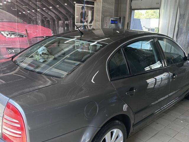 Сірий Шкода Суперб, об'ємом двигуна 2.5 л та пробігом 250 тис. км за 5336 $, фото 2 на Automoto.ua