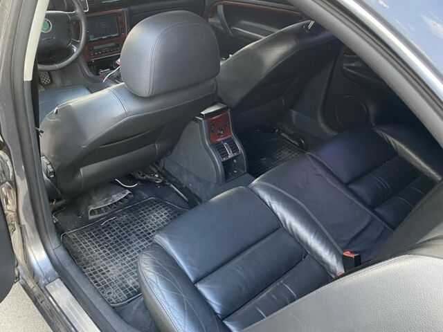 Серый Шкода Суперб, объемом двигателя 2.5 л и пробегом 200 тыс. км за 5500 $, фото 1 на Automoto.ua