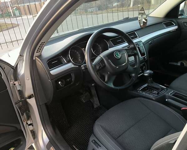 Сірий Шкода Суперб, об'ємом двигуна 2 л та пробігом 259 тис. км за 10499 $, фото 8 на Automoto.ua