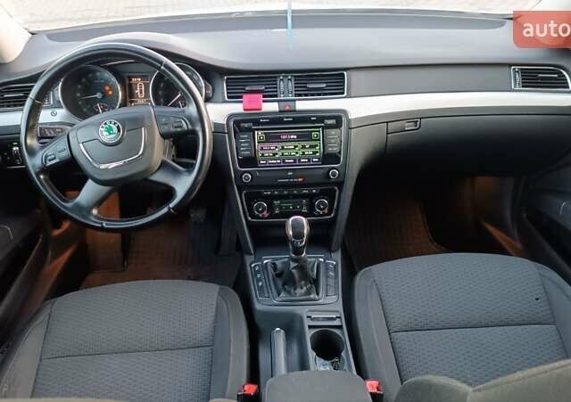 Серый Шкода Суперб, объемом двигателя 1.6 л и пробегом 328 тыс. км за 7950 $, фото 109 на Automoto.ua