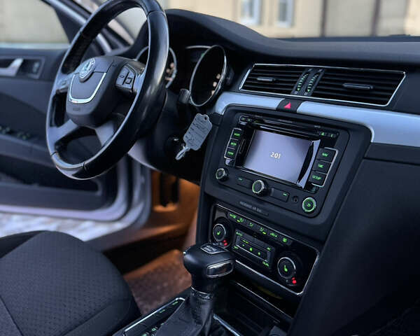 Сірий Шкода Суперб, об'ємом двигуна 2 л та пробігом 343 тис. км за 10500 $, фото 29 на Automoto.ua