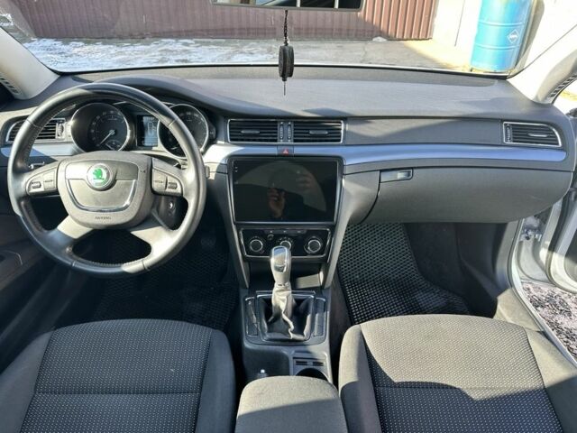 Серый Шкода Суперб, объемом двигателя 2 л и пробегом 185 тыс. км за 11000 $, фото 4 на Automoto.ua