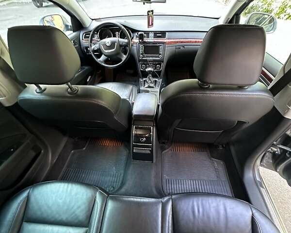 Серый Шкода Суперб, объемом двигателя 2 л и пробегом 218 тыс. км за 12000 $, фото 8 на Automoto.ua