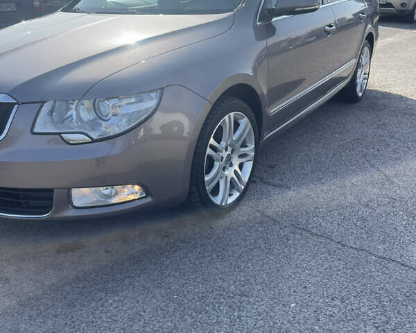 Серый Шкода Суперб, объемом двигателя 1.8 л и пробегом 312 тыс. км за 8800 $, фото 3 на Automoto.ua