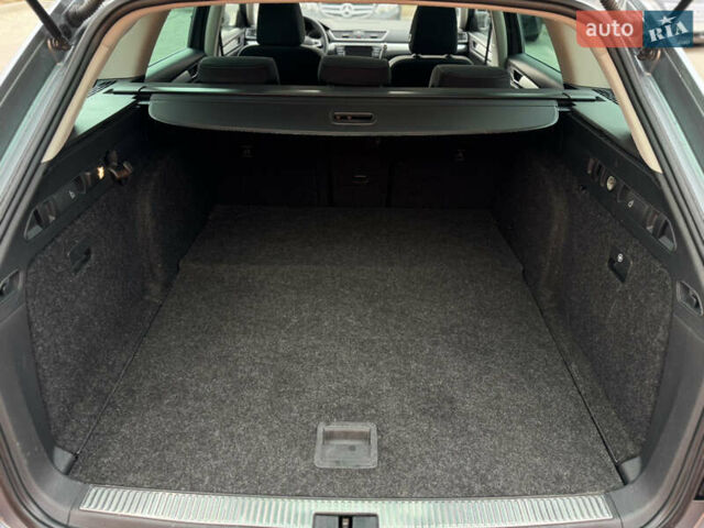 Шкода Суперб 2015 у Мукачеве на Automoto.ua Сірий Шкода Суперб, об'ємом двигуна 2 л та пробігом 247 тис. км за 14499 $, фото 24 на Automoto.ua