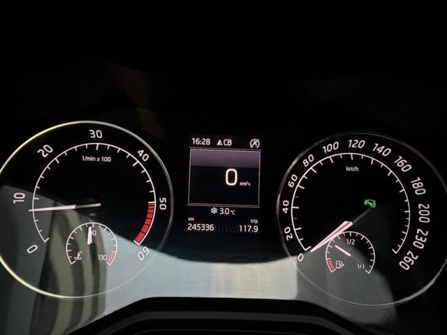 Серый Шкода Суперб, объемом двигателя 2 л и пробегом 245 тыс. км за 15000 $, фото 17 на Automoto.ua