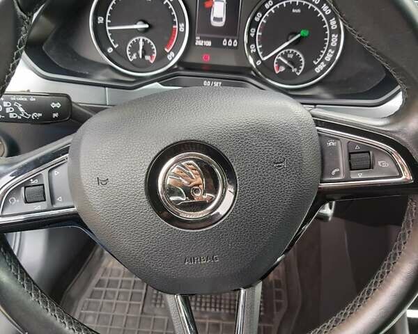 Серый Шкода Суперб, объемом двигателя 1.6 л и пробегом 262 тыс. км за 15900 $, фото 4 на Automoto.ua