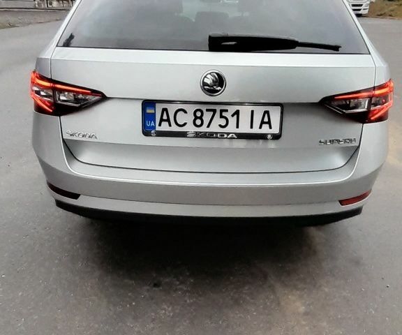 Сірий Шкода Суперб, об'ємом двигуна 2 л та пробігом 298 тис. км за 15982 $, фото 2 на Automoto.ua