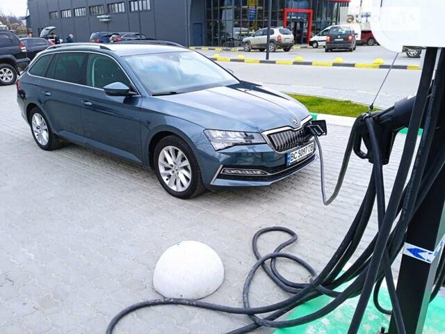 Серый Шкода Суперб, объемом двигателя 1.4 л и пробегом 108 тыс. км за 27900 $, фото 2 на Automoto.ua