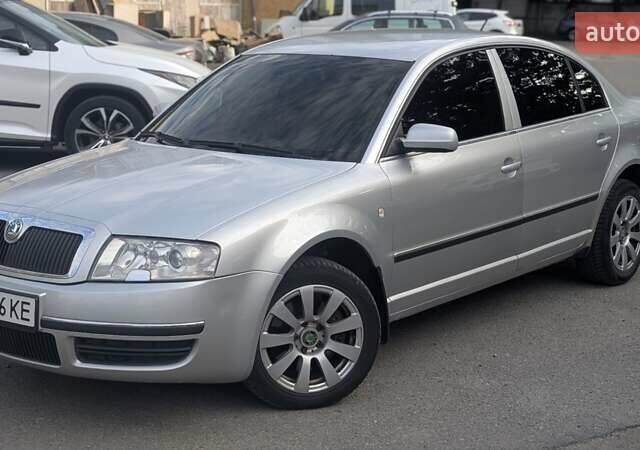Сірий Шкода Суперб, об'ємом двигуна 2.5 л та пробігом 424 тис. км за 5500 $, фото 1 на Automoto.ua