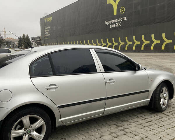 Сірий Шкода Суперб, об'ємом двигуна 2 л та пробігом 300 тис. км за 2899 $, фото 4 на Automoto.ua