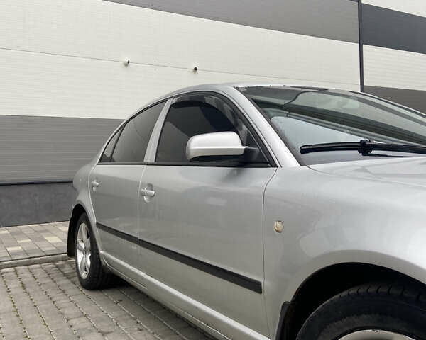 Сірий Шкода Суперб, об'ємом двигуна 2 л та пробігом 300 тис. км за 2899 $, фото 2 на Automoto.ua