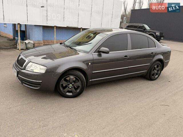 Серый Шкода Суперб, объемом двигателя 2.5 л и пробегом 295 тыс. км за 5700 $, фото 2 на Automoto.ua