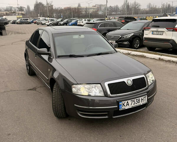 Серый Шкода Суперб, объемом двигателя 2.5 л и пробегом 295 тыс. км за 5700 $, фото 1 на Automoto.ua